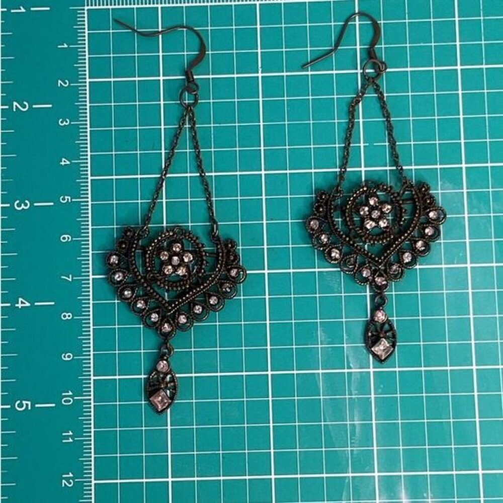 Vintage earrings gunmetal black chandelier heart shape shoulder dusters - Picture 3 of 4